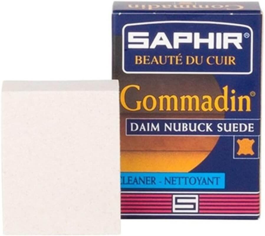 La Gommadin Saphir est une gomme abrasive conçue pour enlever les traces et les taches sur les articles en daim et nubuck. Après nettoyage, appliquer un spray imperméabilisant sur la peausserie. 