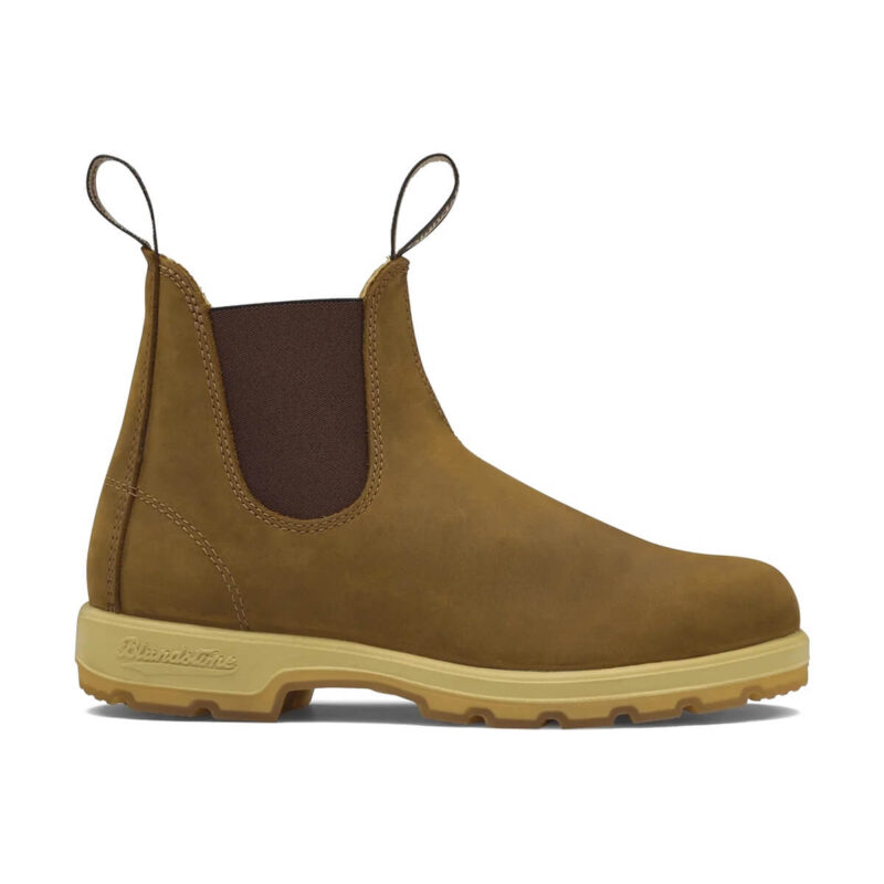 Le modèle Blundstone #1320 porte le “deux tons” à de nouveaux niveaux avec son cuir couleur selle et sa semelle en gomme couleur blé.